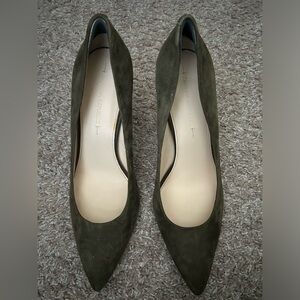 Banana Republic Hunter Green Suede Pumps